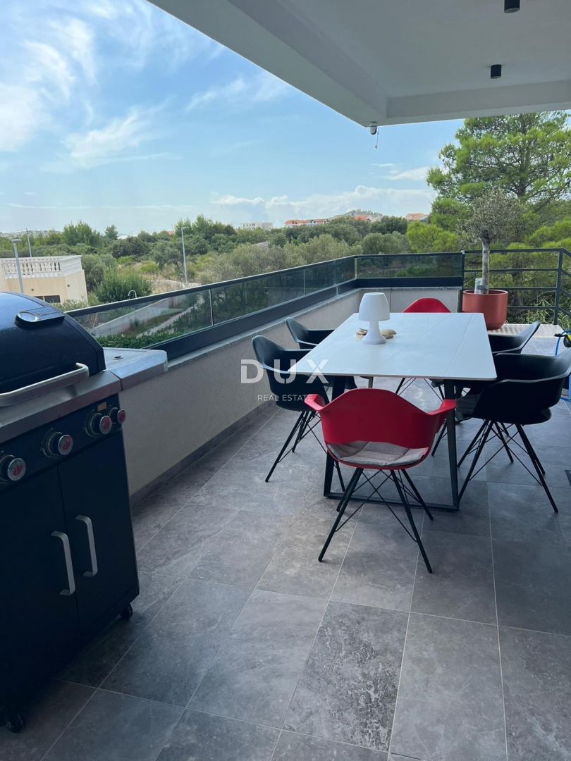 ŠIBENIK, VODICE - Appartamento al piano terra con giardino, terrazza e 2 posti auto