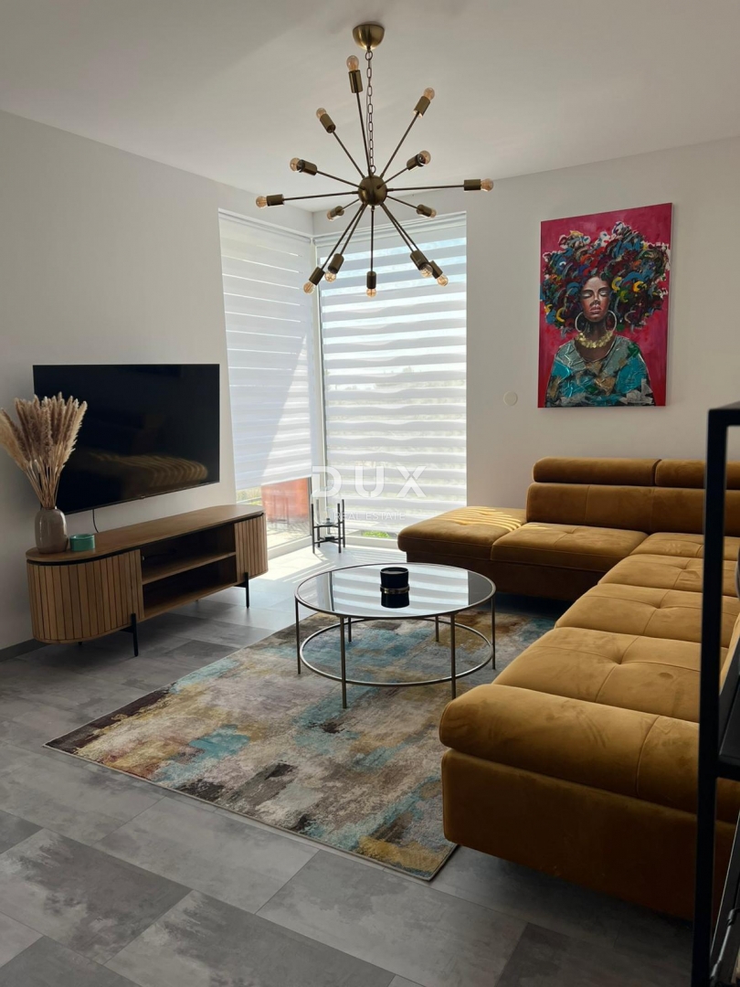 ŠIBENIK, VODICE - Appartamento al piano terra con giardino, terrazza e 2 posti auto