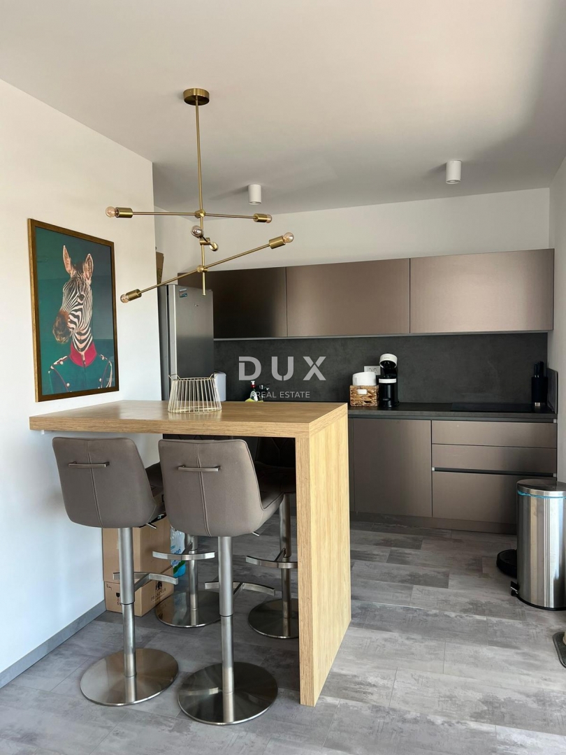 ŠIBENIK, VODICE - Appartamento al piano terra con giardino, terrazza e 2 posti auto