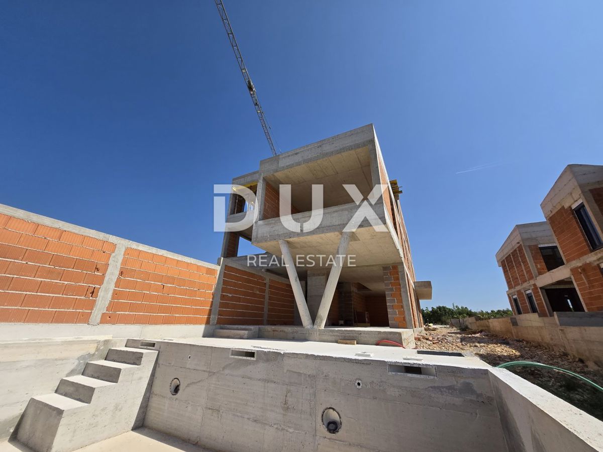 SEBENICO, VODICE - Esclusivo duplex con giardino e piscina, una combinazione perfetta di pace, design e stile di vita mediterraneo