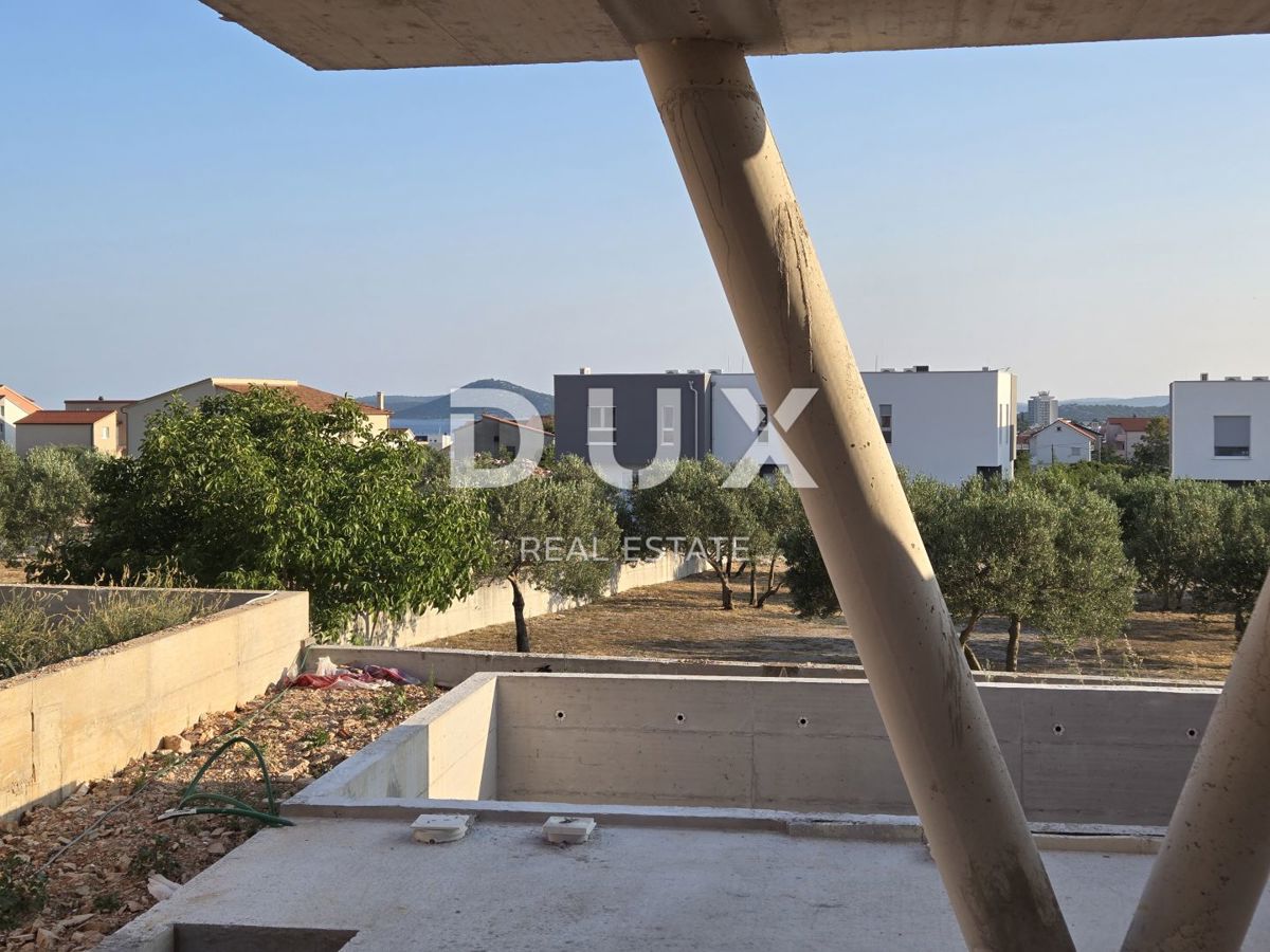 SEBENICO, VODICE - Esclusivo duplex con giardino e piscina, una combinazione perfetta di pace, design e stile di vita mediterraneo