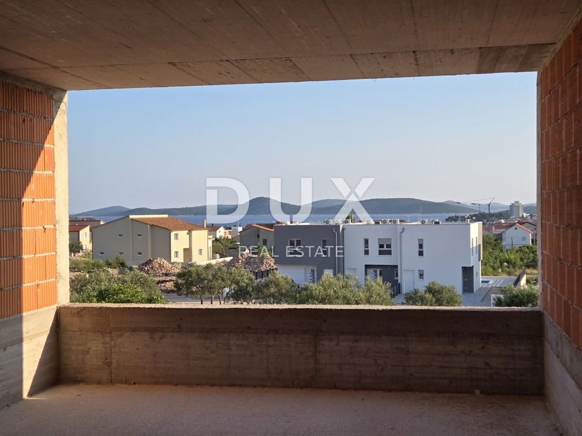 SEBENICO, VODICE - Esclusivo duplex con giardino e piscina, una combinazione perfetta di pace, design e stile di vita mediterraneo