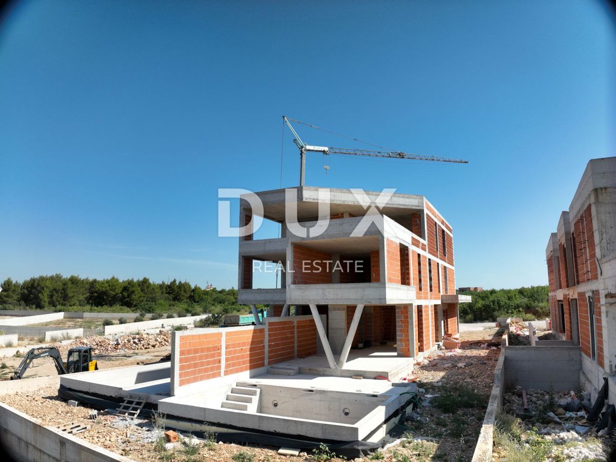 SEBENICO, VODICE - Esclusivo duplex con giardino e piscina, una combinazione perfetta di pace, design e stile di vita mediterraneo