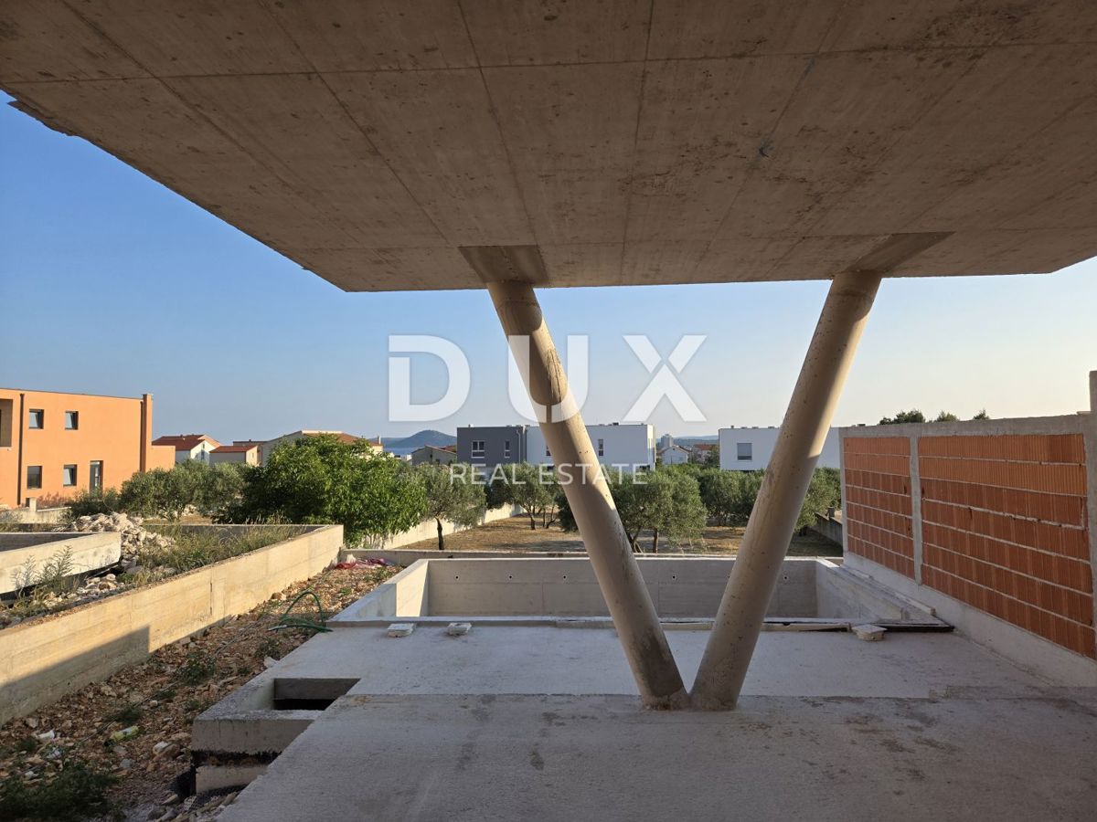 SEBENICO, VODICE - Esclusivo duplex con giardino e piscina, una combinazione perfetta di pace, design e stile di vita mediterraneo