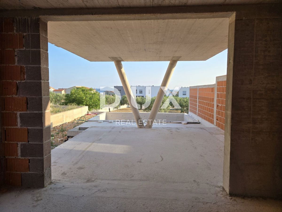 SEBENICO, VODICE - Esclusivo duplex con giardino e piscina, una combinazione perfetta di pace, design e stile di vita mediterraneo