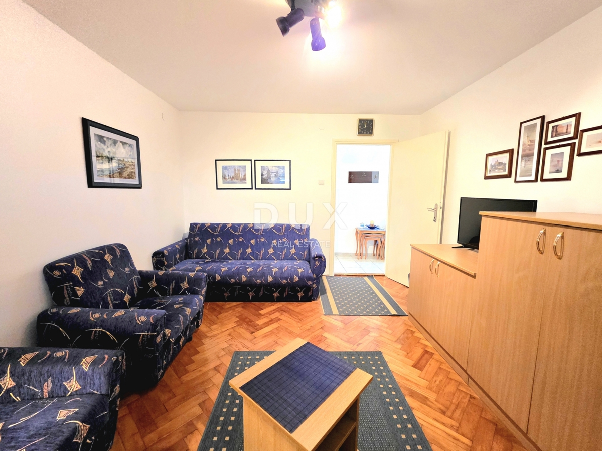 ISTRIA, UMAG - Appartamento in vendita con 2 camere da letto + soggiorno, terrazza, cortile, parcheggio, vicino al centro.