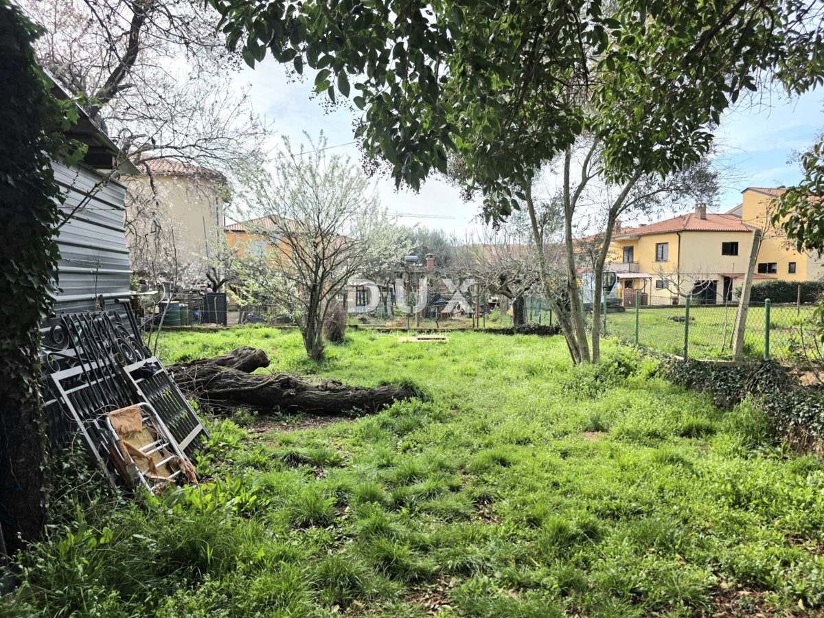 ISTRIA, UMAG - Appartamento in vendita con 2 camere da letto + soggiorno, terrazza, cortile, parcheggio, vicino al centro.