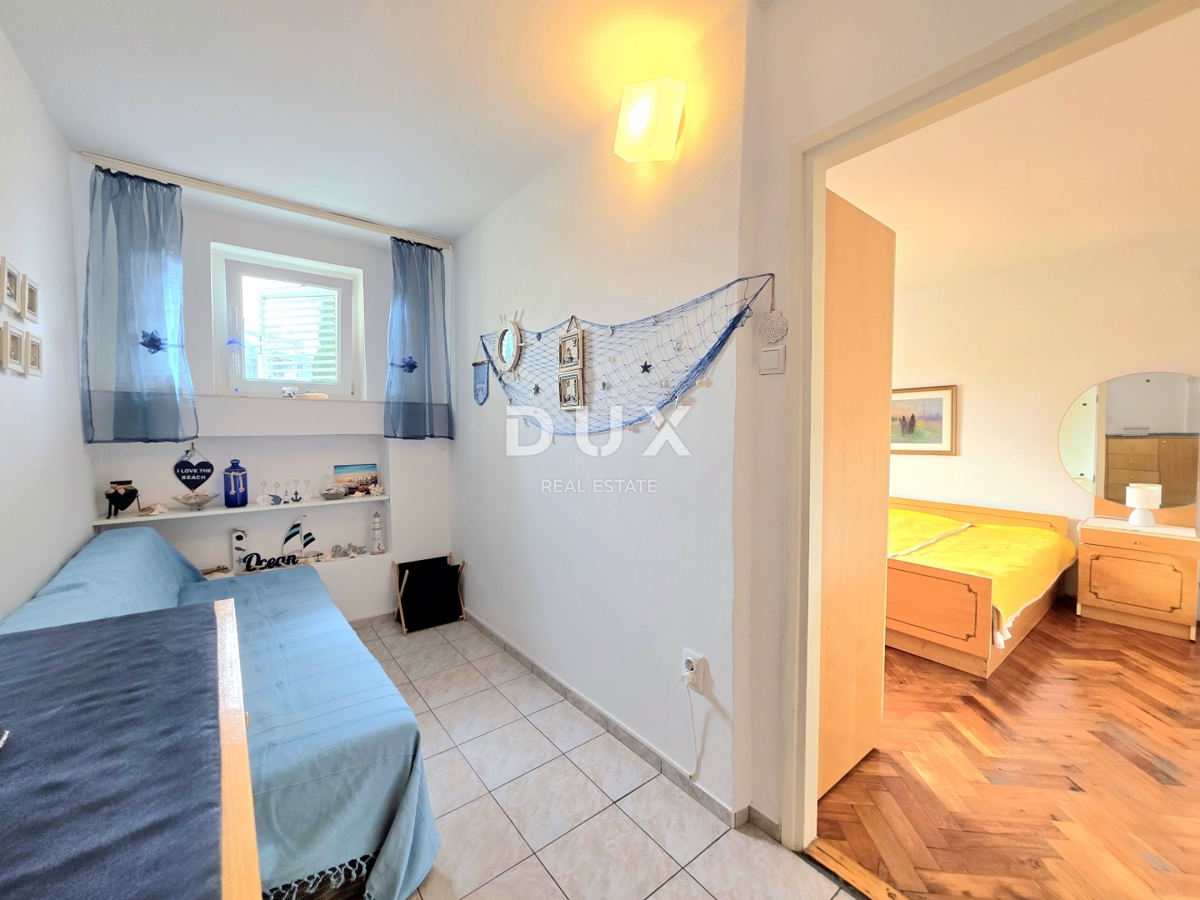 ISTRIA, UMAG - Appartamento in vendita con 2 camere da letto + soggiorno, terrazza, cortile, parcheggio, vicino al centro.