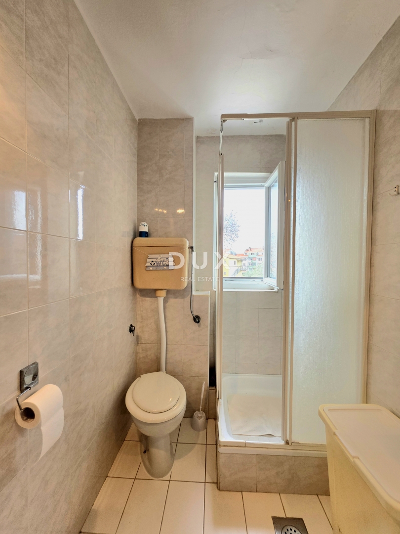 ISTRIA, UMAG - Appartamento in vendita con 2 camere da letto + soggiorno, terrazza, cortile, parcheggio, vicino al centro.