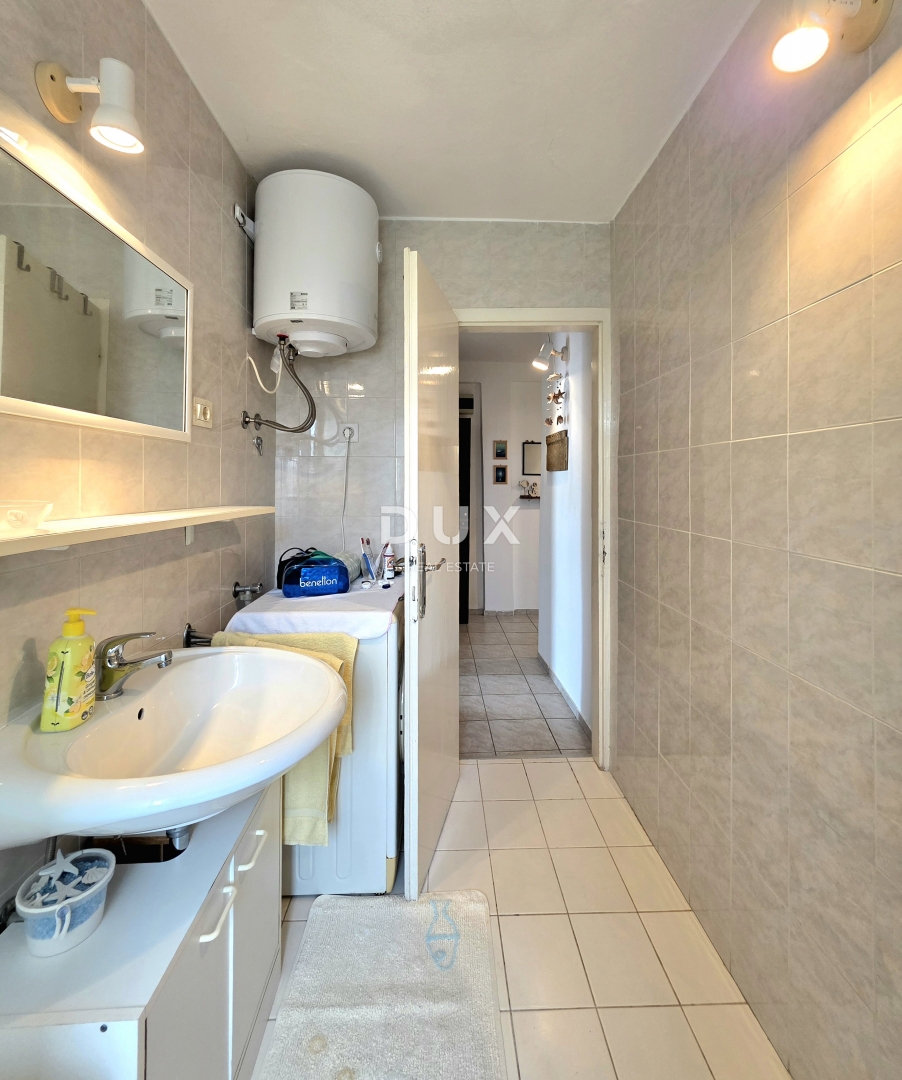 ISTRIA, UMAG - Appartamento in vendita con 2 camere da letto + soggiorno, terrazza, cortile, parcheggio, vicino al centro.