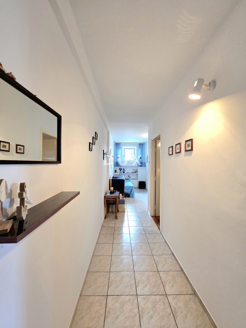 ISTRIA, UMAG - Appartamento in vendita con 2 camere da letto + soggiorno, terrazza, cortile, parcheggio, vicino al centro.