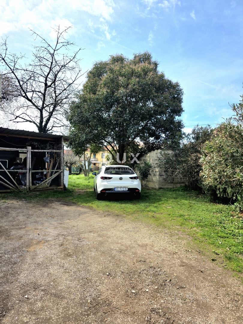 ISTRIA, UMAG - Appartamento in vendita con 2 camere da letto + soggiorno, terrazza, cortile, parcheggio, vicino al centro.