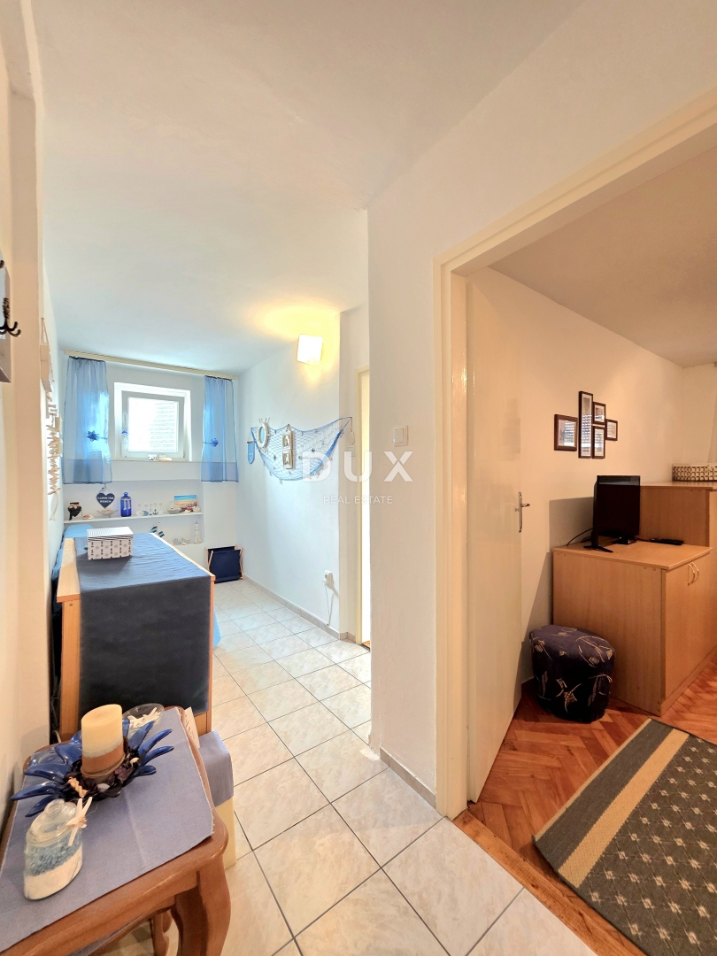 ISTRIA, UMAG - Appartamento in vendita con 2 camere da letto + soggiorno, terrazza, cortile, parcheggio, vicino al centro.