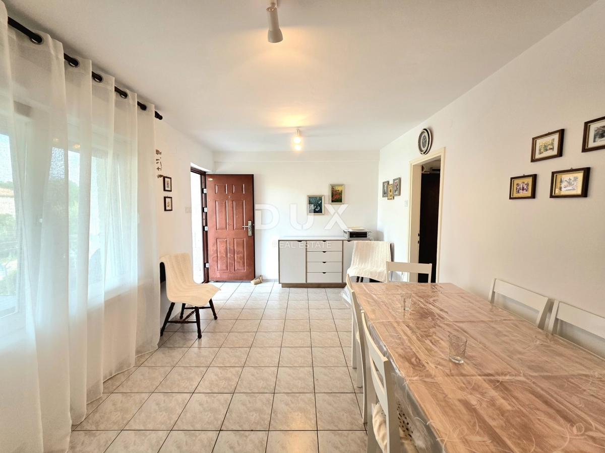 ISTRIA, UMAG - Appartamento in vendita con 2 camere da letto + soggiorno, terrazza, cortile, parcheggio, vicino al centro.