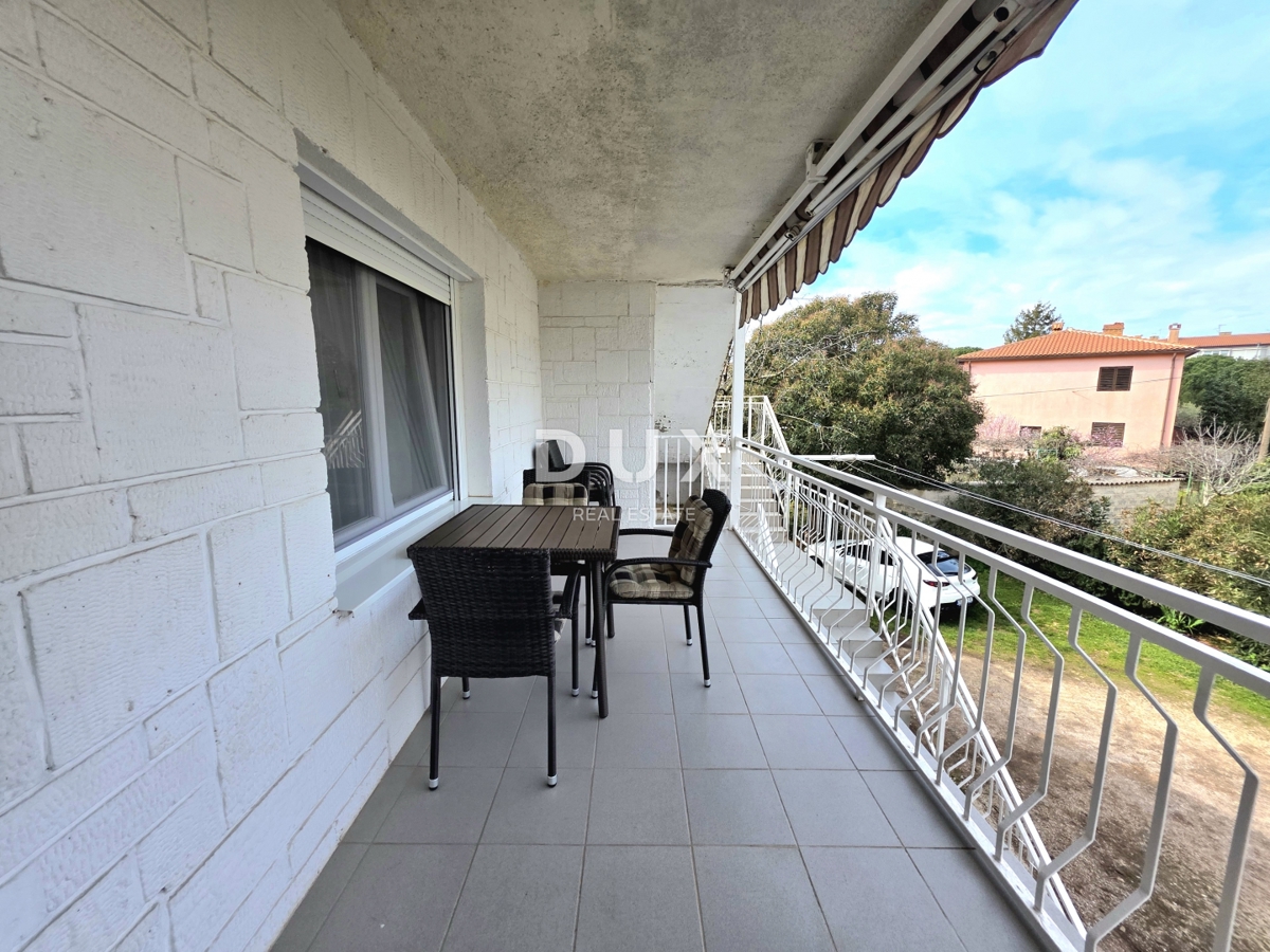 ISTRIA, UMAG - Appartamento in vendita con 2 camere da letto + soggiorno, terrazza, cortile, parcheggio, vicino al centro.