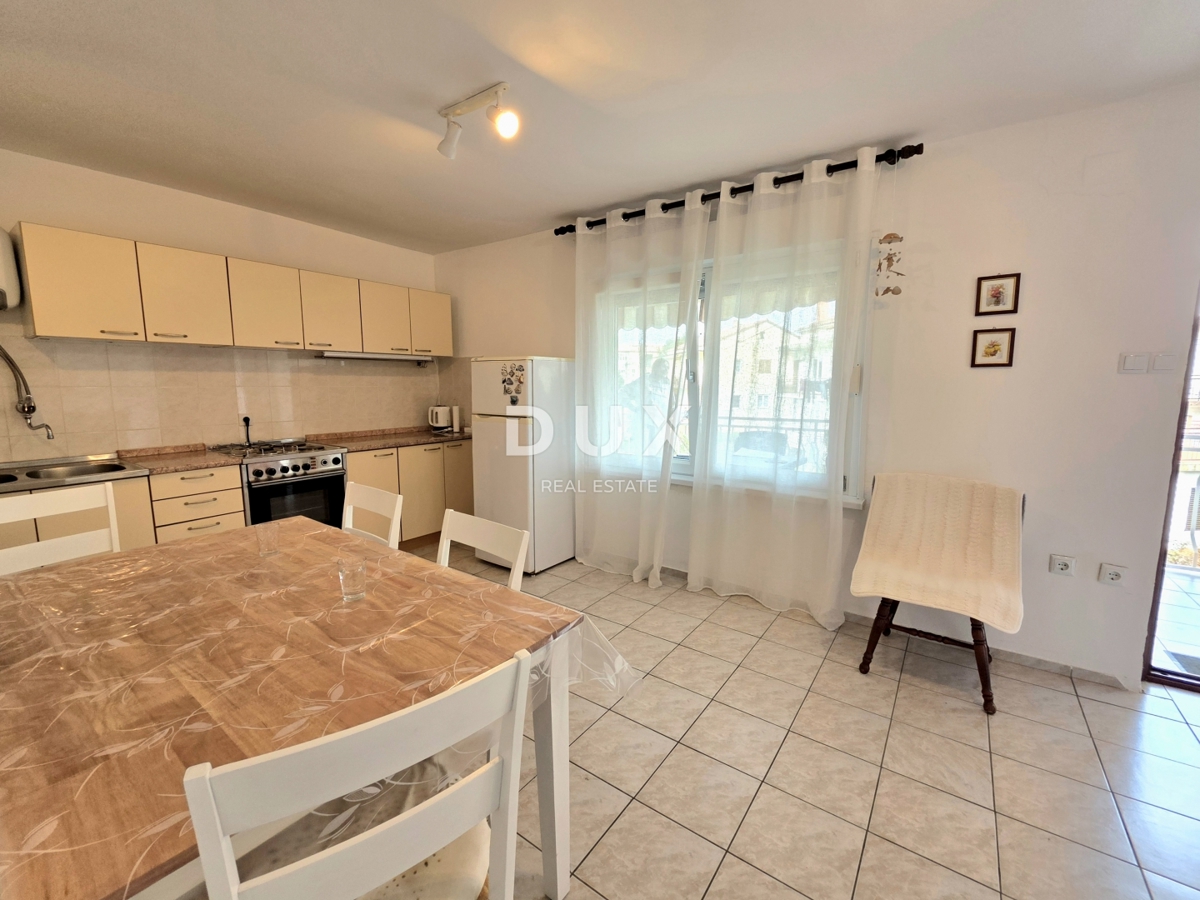 ISTRIA, UMAG - Appartamento in vendita con 2 camere da letto + soggiorno, terrazza, cortile, parcheggio, vicino al centro.