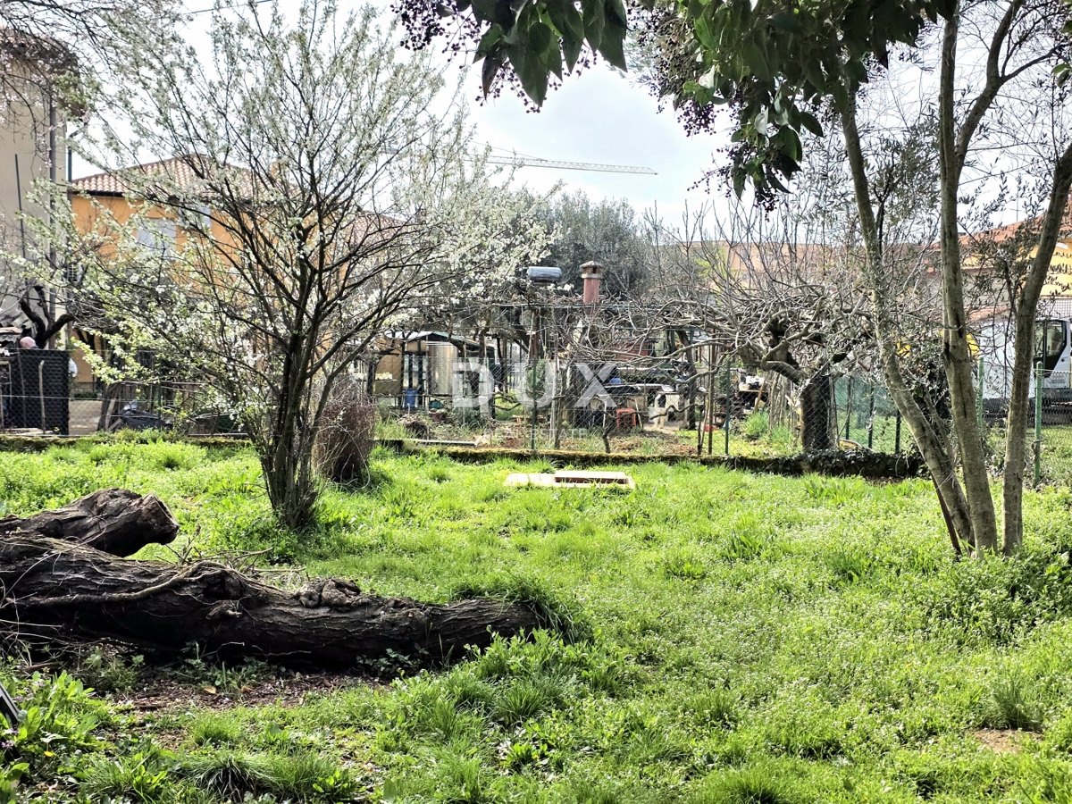 ISTRIA, UMAG - Appartamento in vendita con 2 camere da letto + soggiorno, terrazza, cortile, parcheggio, vicino al centro.