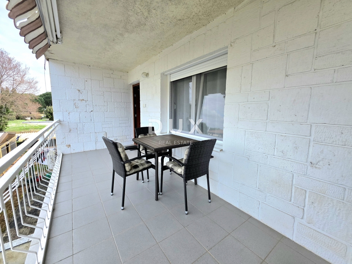 ISTRIA, UMAG - Appartamento in vendita con 2 camere da letto + soggiorno, terrazza, cortile, parcheggio, vicino al centro.