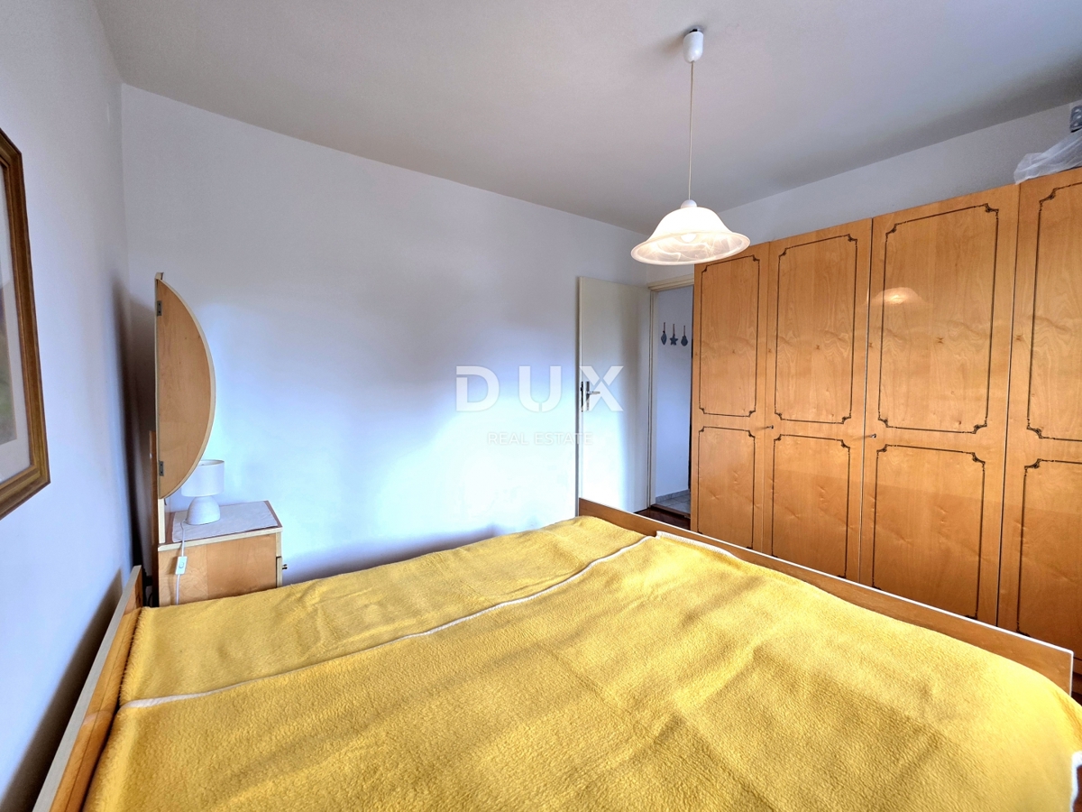 ISTRIA, UMAG - Appartamento in vendita con 2 camere da letto + soggiorno, terrazza, cortile, parcheggio, vicino al centro.