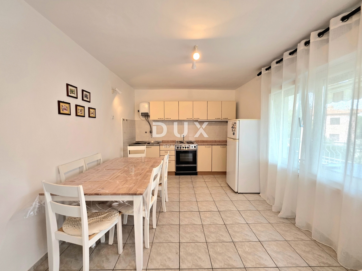 ISTRIA, UMAG - Appartamento in vendita con 2 camere da letto + soggiorno, terrazza, cortile, parcheggio, vicino al centro.