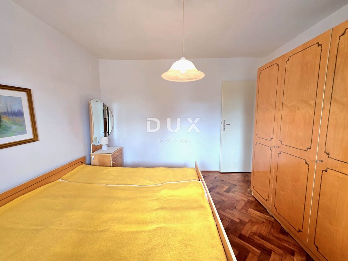 ISTRIA, UMAG - Appartamento in vendita con 2 camere da letto + soggiorno, terrazza, cortile, parcheggio, vicino al centro.