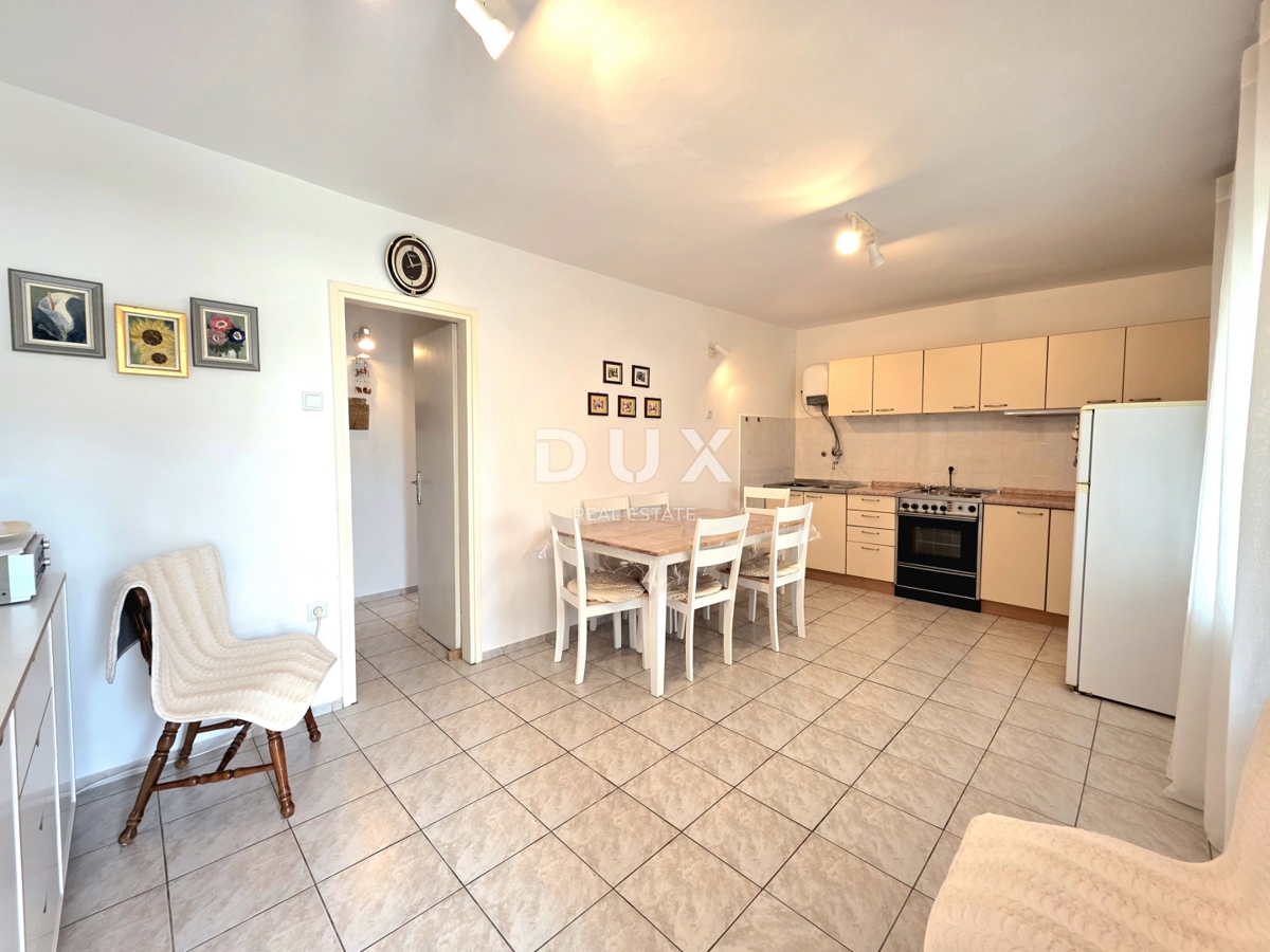 ISTRIA, UMAG - Appartamento in vendita con 2 camere da letto + soggiorno, terrazza, cortile, parcheggio, vicino al centro.