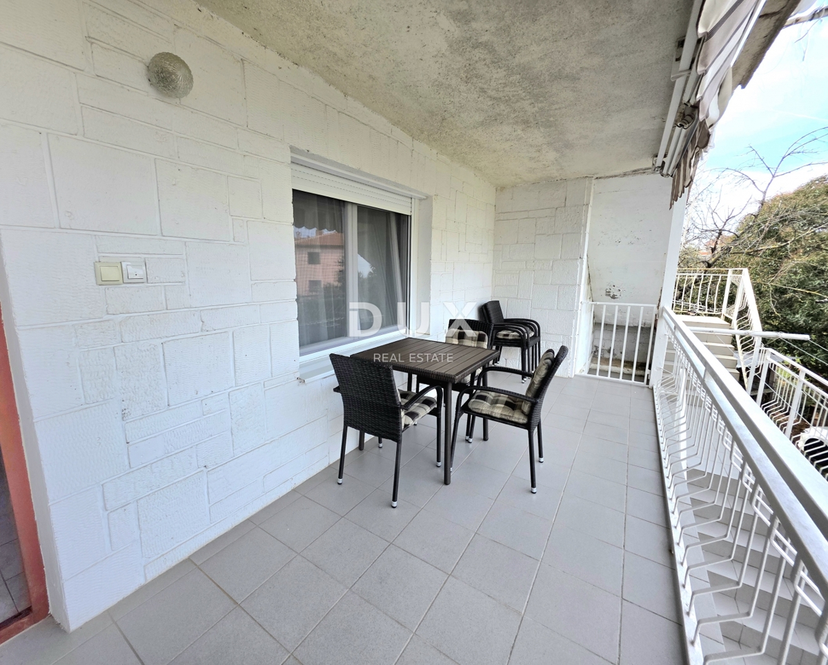 ISTRIA, UMAG - Appartamento in vendita con 2 camere da letto + soggiorno, terrazza, cortile, parcheggio, vicino al centro.