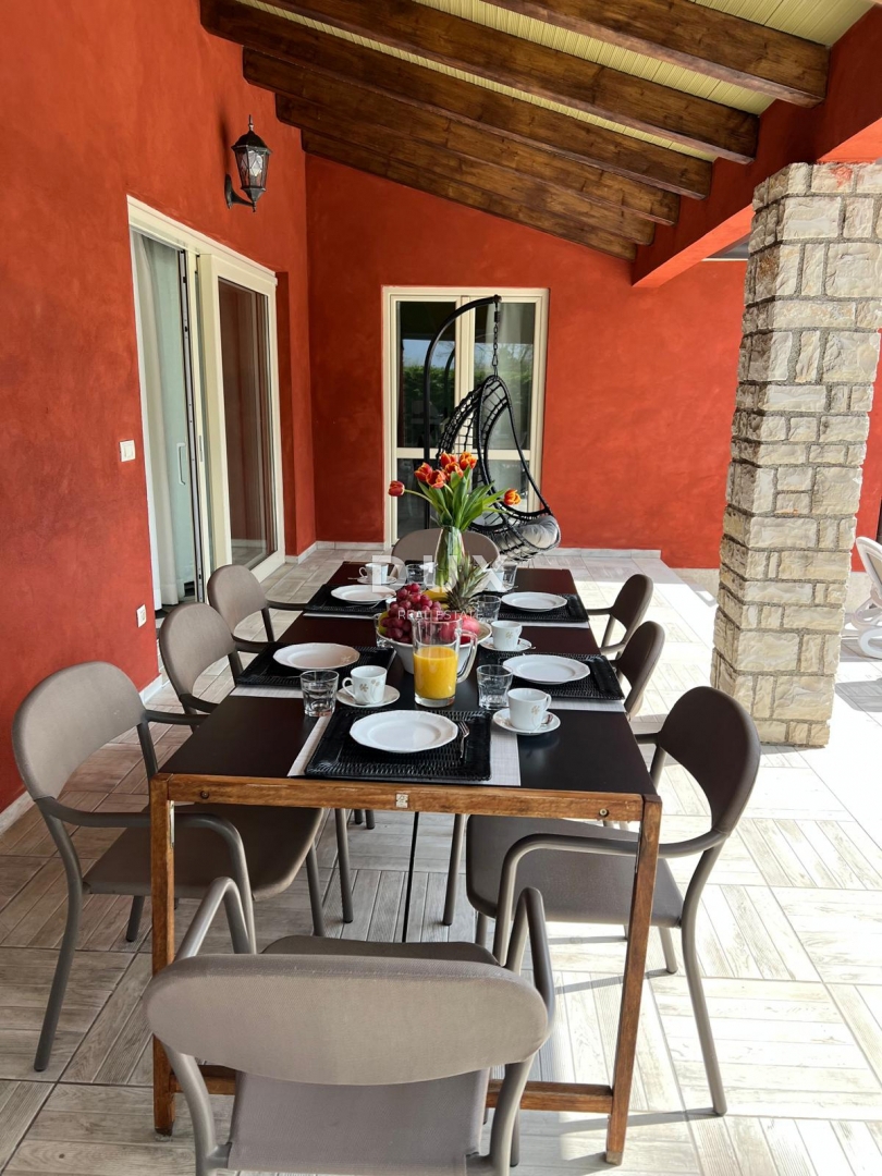 ISTRIA, LABIN - Casa con piscina in posizione tranquilla