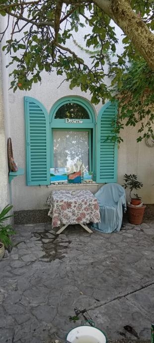 ISOLA DI KRK, MALINSKA - appartamento al piano terra di 41,21 m2, vicino al mare e al centro