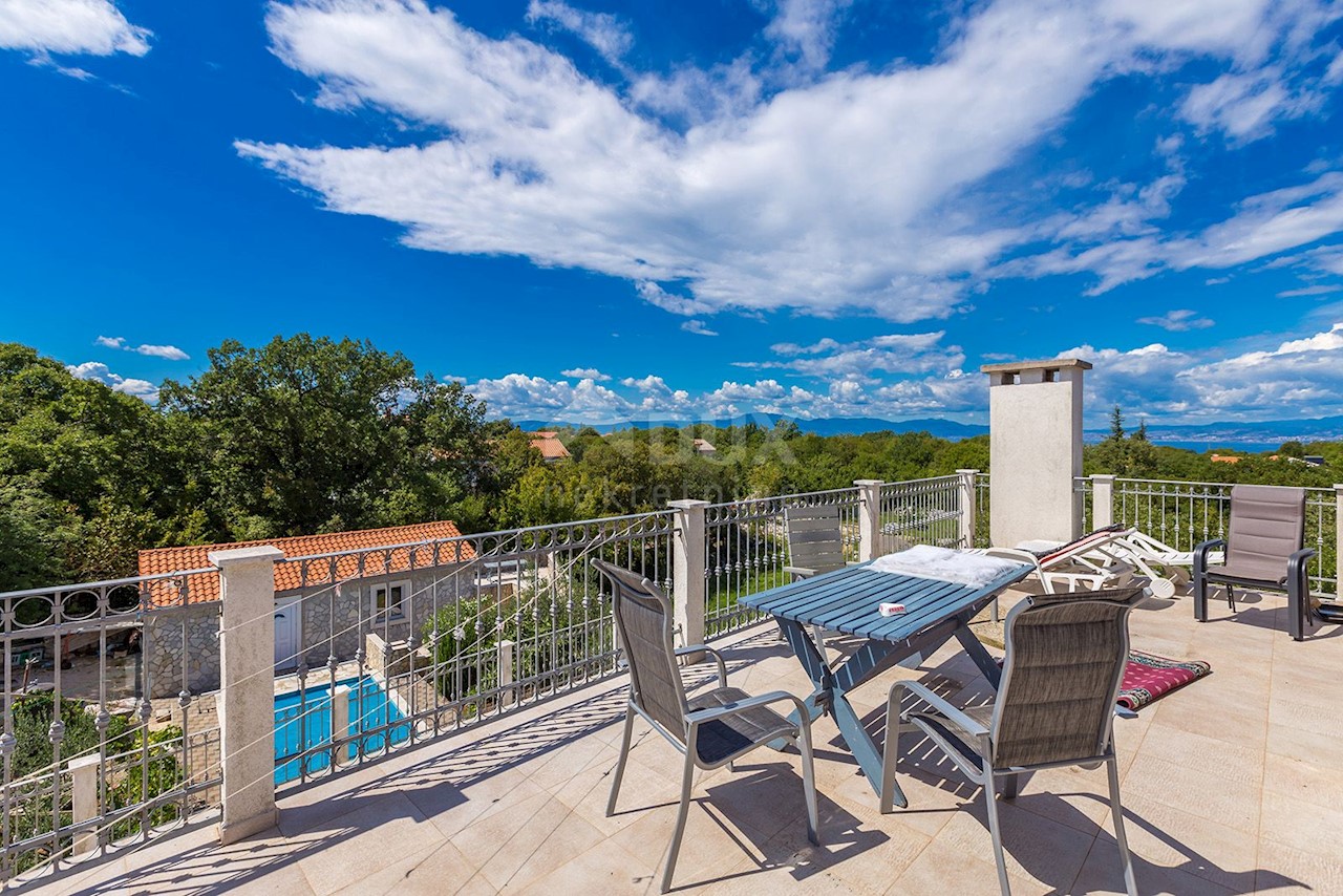 ISOLA DI KRK - posizione tranquilla - casa con 5 appartamenti, piscina, bellissimo giardino e vista mare