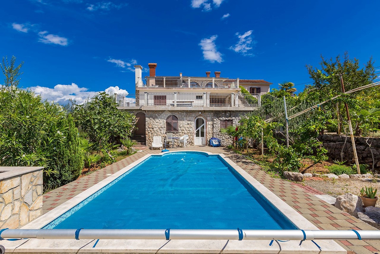 ISOLA DI KRK - posizione tranquilla - casa con 5 appartamenti, piscina, bellissimo giardino e vista mare