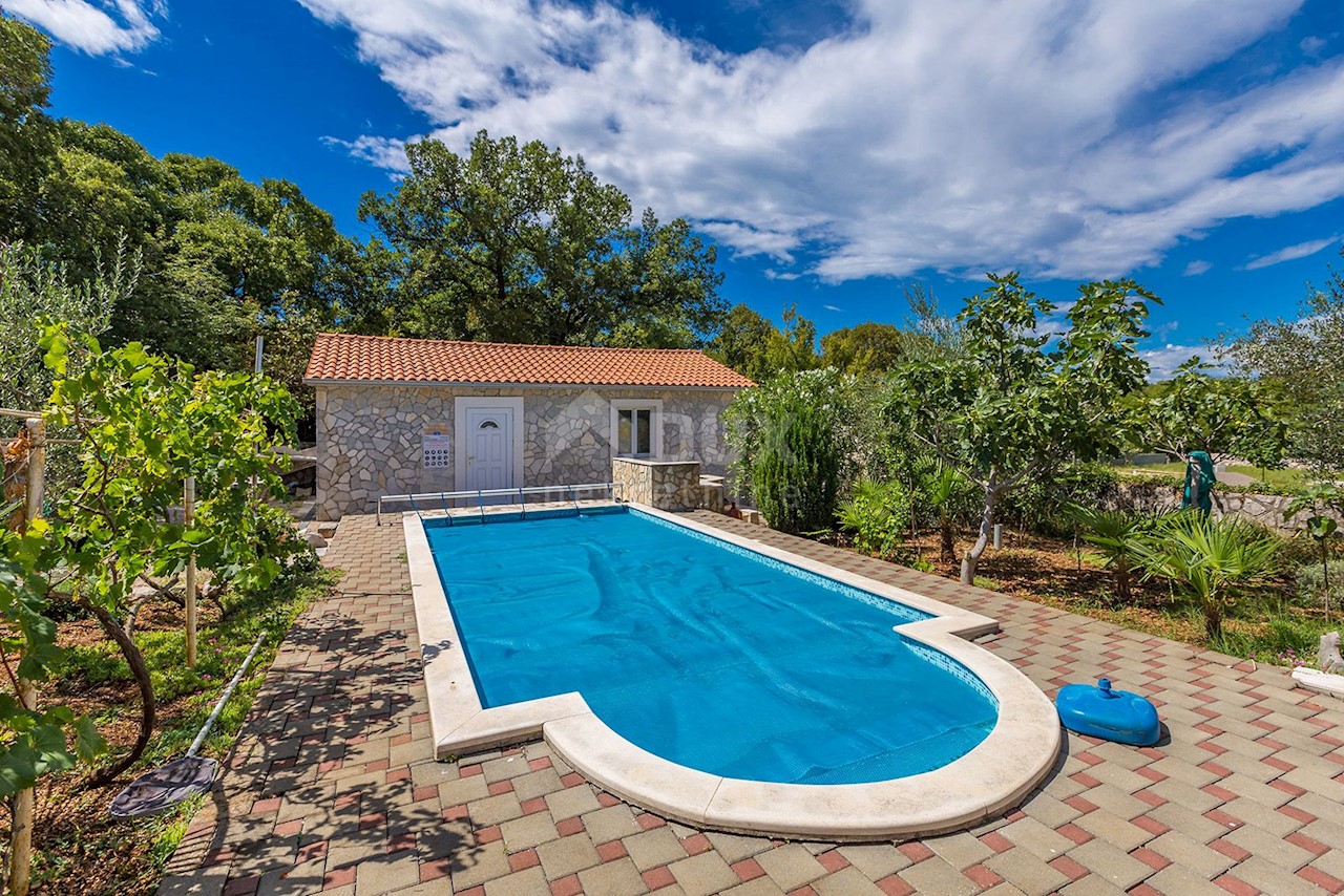 ISOLA DI KRK - posizione tranquilla - casa con 5 appartamenti, piscina, bellissimo giardino e vista mare