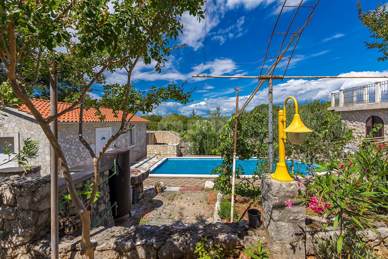 ISOLA DI KRK - posizione tranquilla - casa con 5 appartamenti, piscina, bellissimo giardino e vista mare