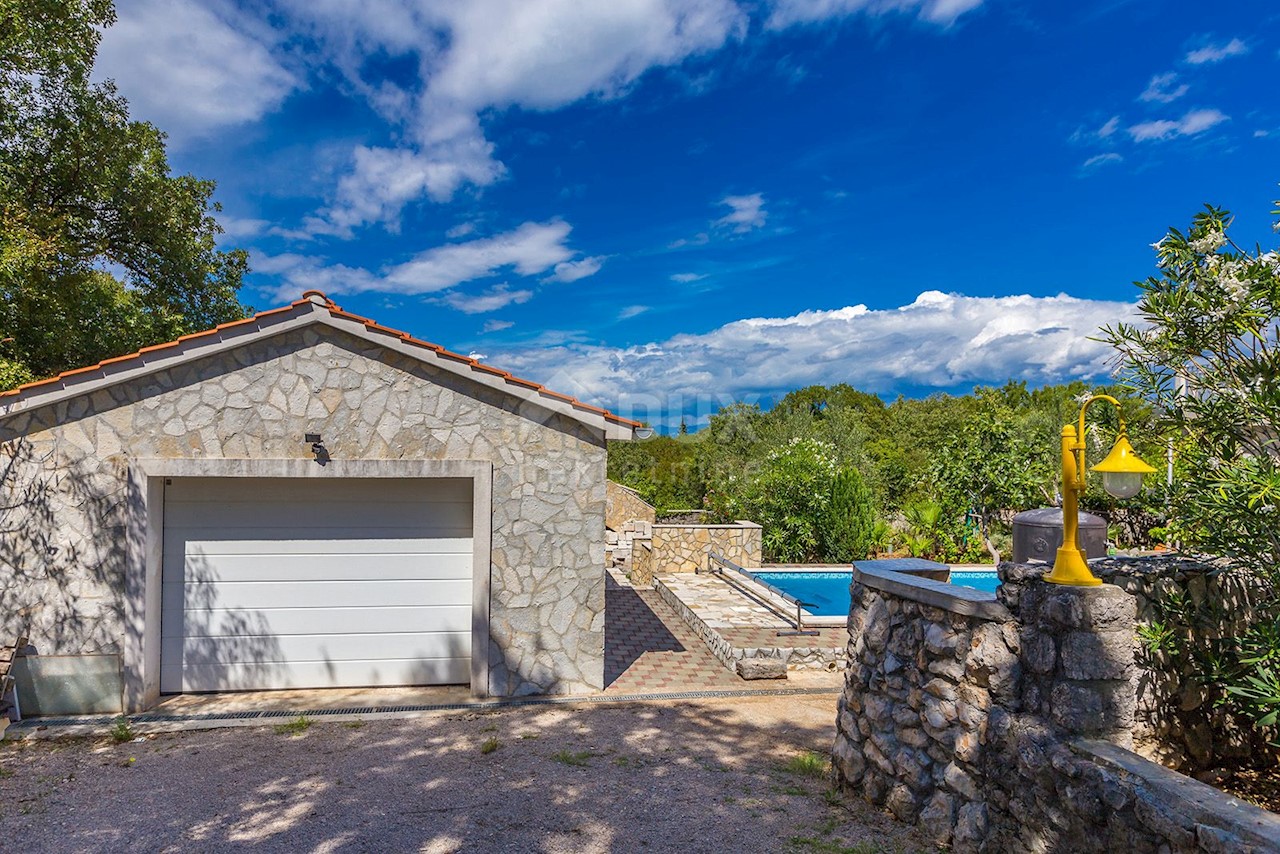 ISOLA DI KRK - posizione tranquilla - casa con 5 appartamenti, piscina, bellissimo giardino e vista mare