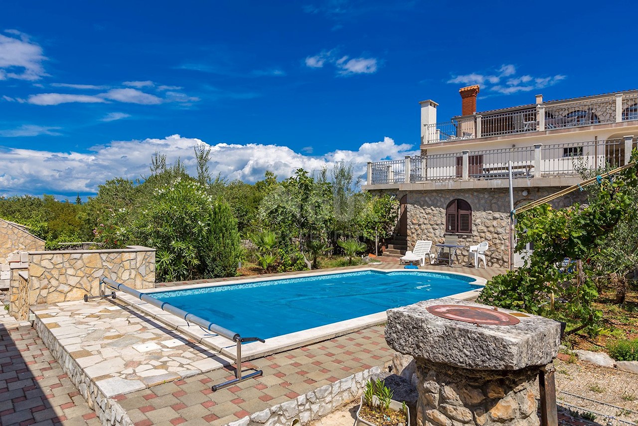 ISOLA DI KRK - posizione tranquilla - casa con 5 appartamenti, piscina, bellissimo giardino e vista mare