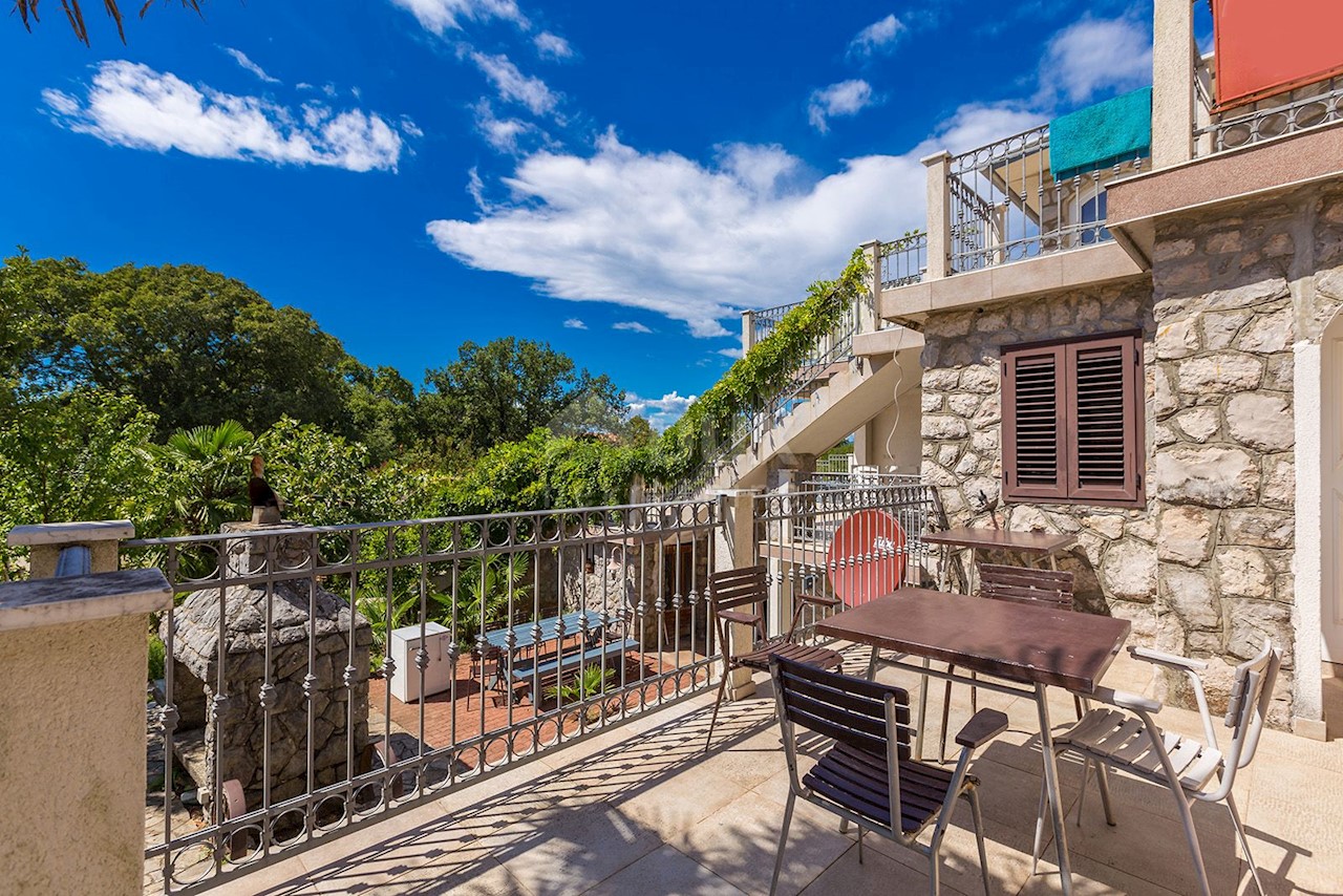 ISOLA DI KRK - posizione tranquilla - casa con 5 appartamenti, piscina, bellissimo giardino e vista mare