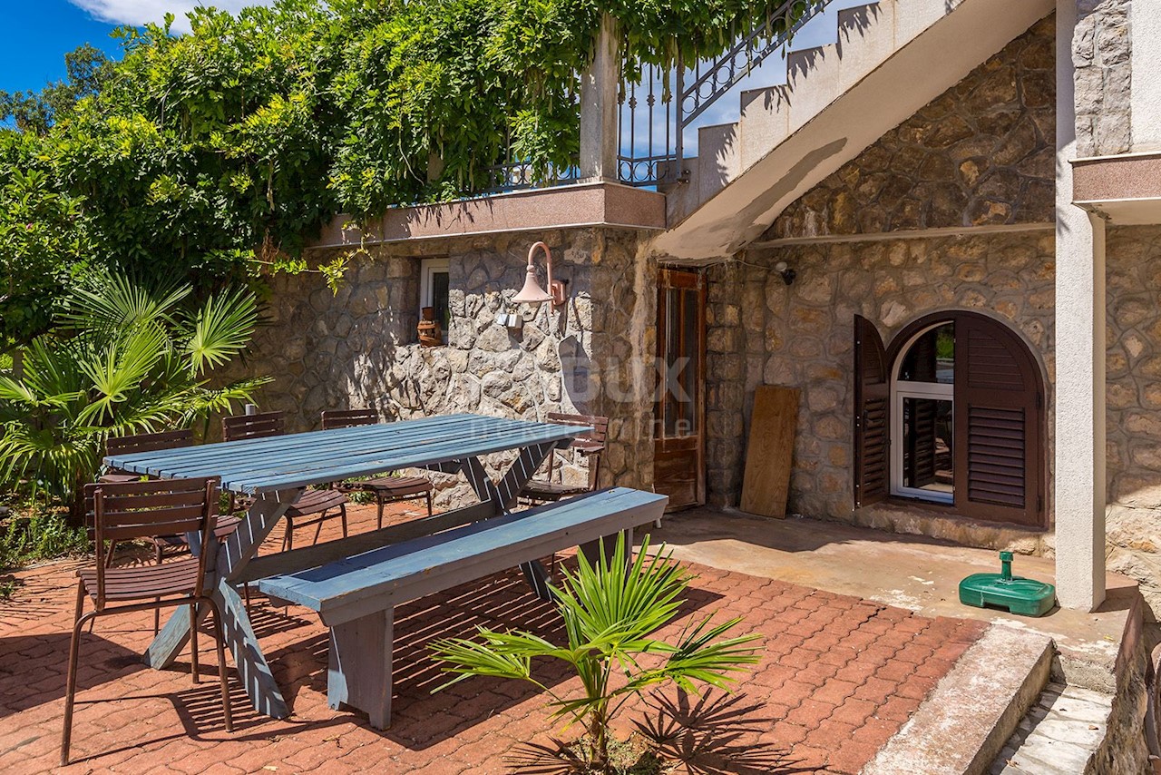 ISOLA DI KRK - posizione tranquilla - casa con 5 appartamenti, piscina, bellissimo giardino e vista mare