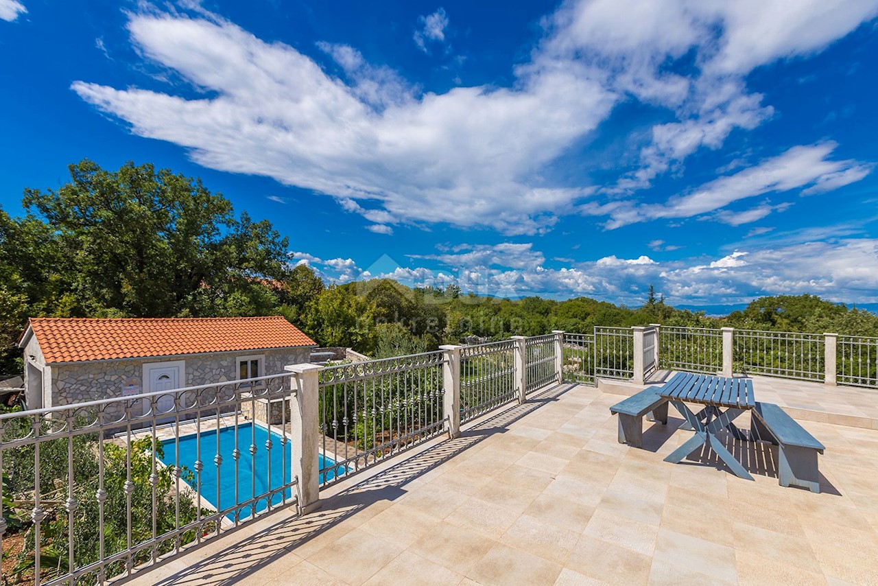 ISOLA DI KRK - posizione tranquilla - casa con 5 appartamenti, piscina, bellissimo giardino e vista mare