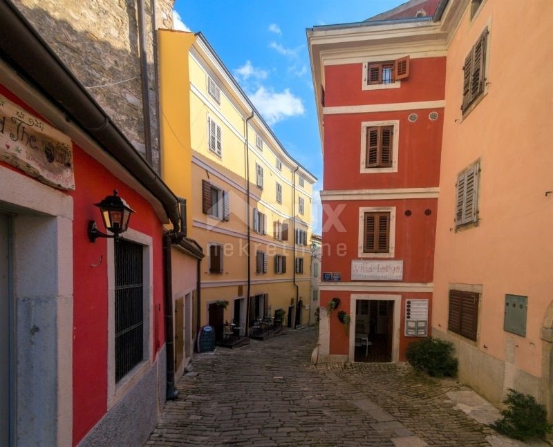 ISTRIA, MOTOVUN - Edificio multipiano nel centro di Montona