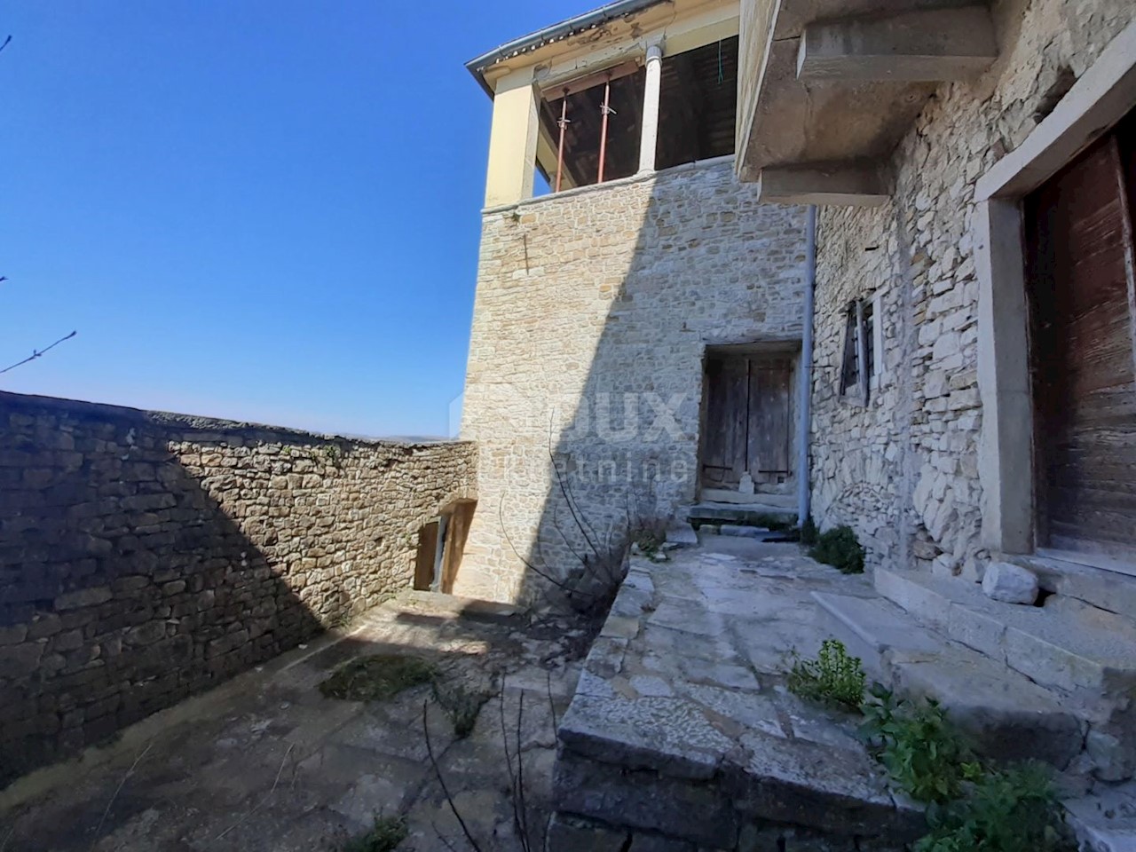 ISTRIA, MOTOVUN - Edificio multipiano nel centro di Montona