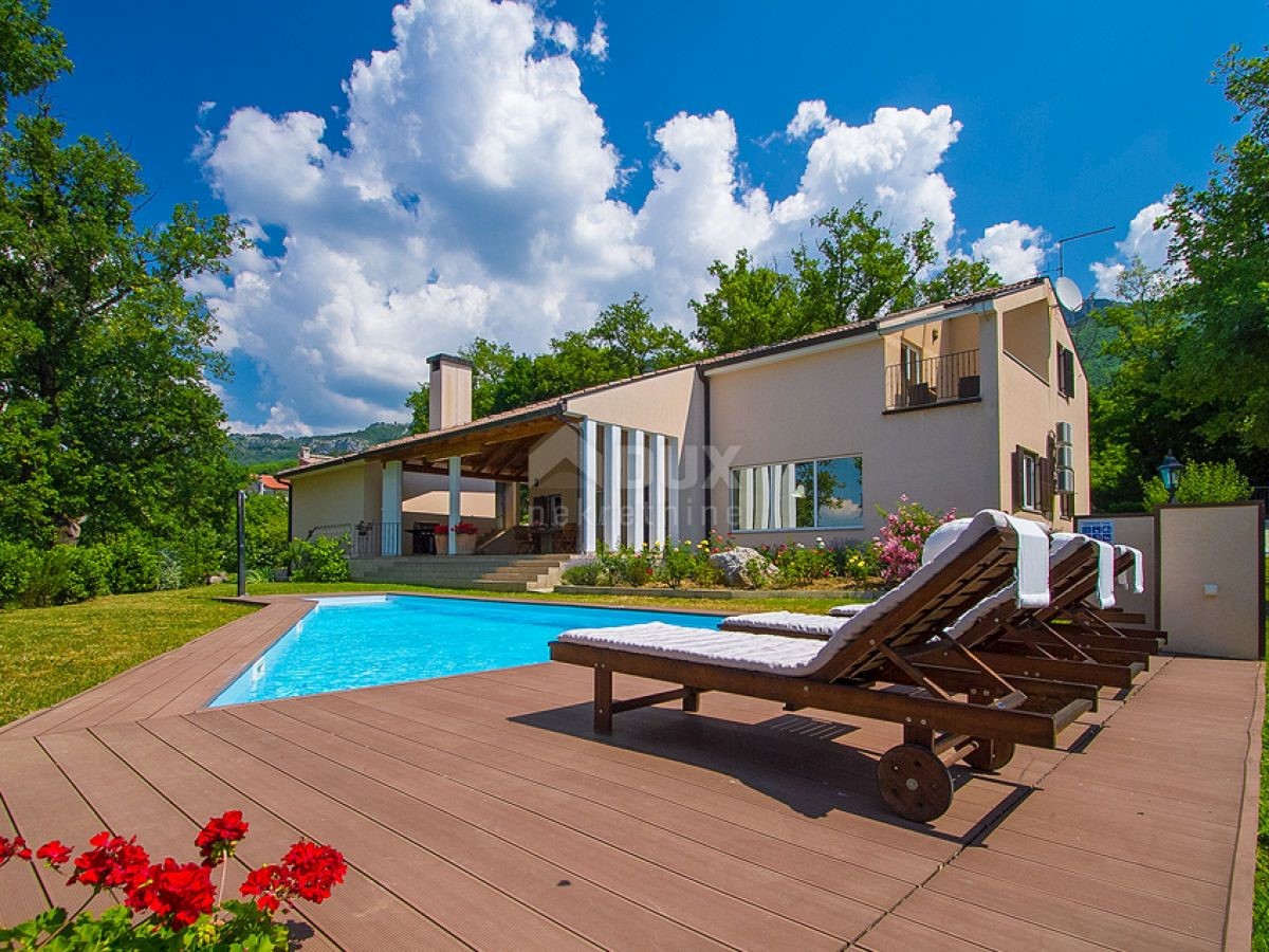 ISTRIA, BUZET - Villa dal design moderno con piscina su ampio giardino