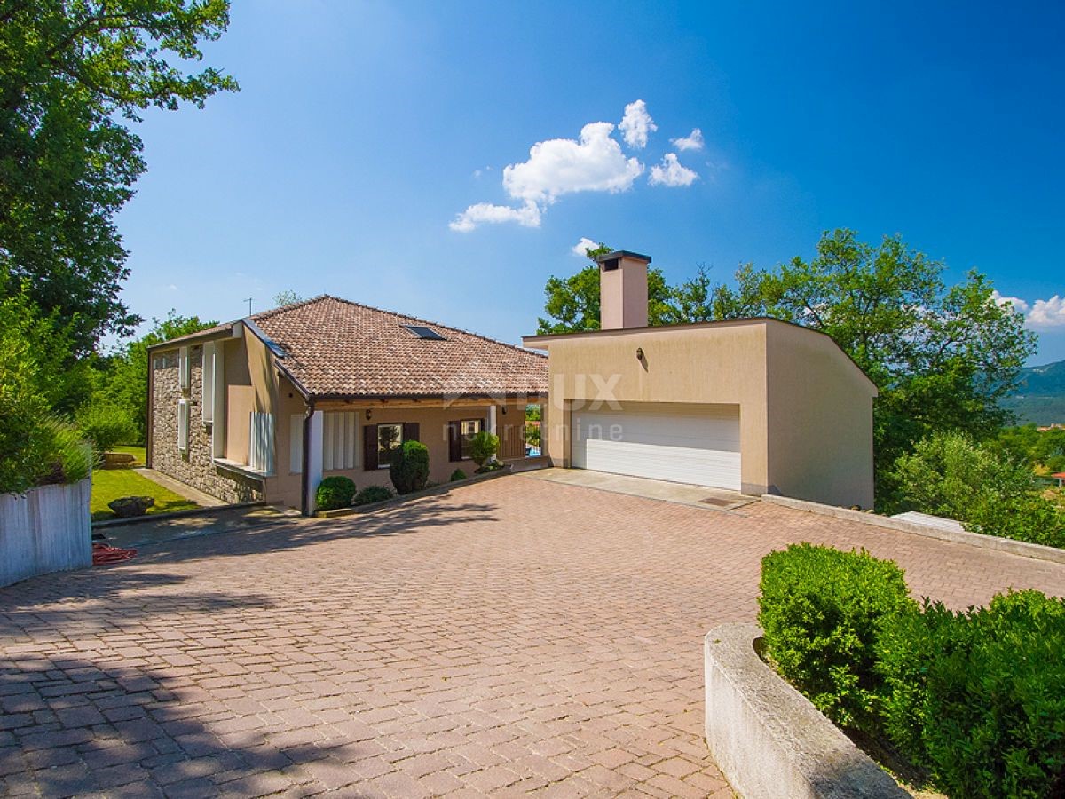 ISTRIA, BUZET - Villa dal design moderno con piscina su ampio giardino