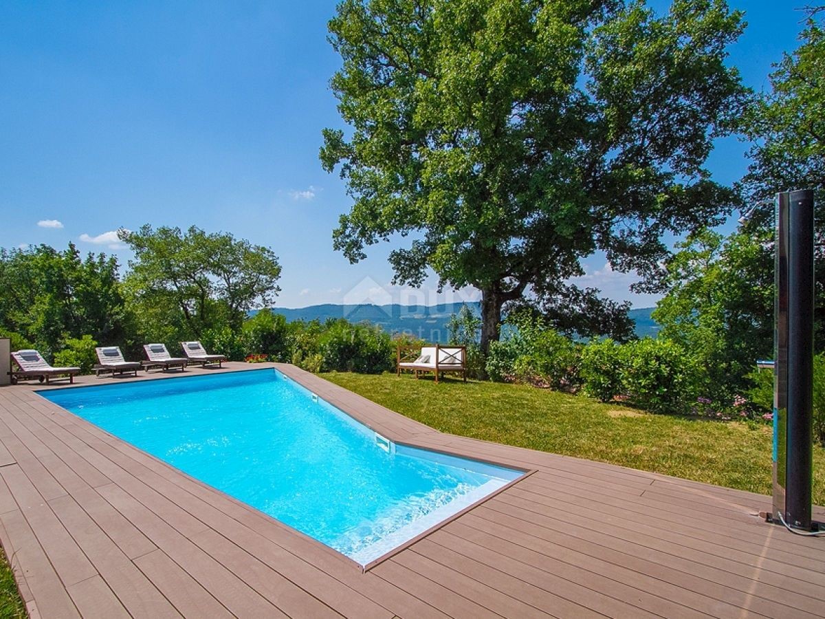 ISTRIA, BUZET - Villa dal design moderno con piscina su ampio giardino