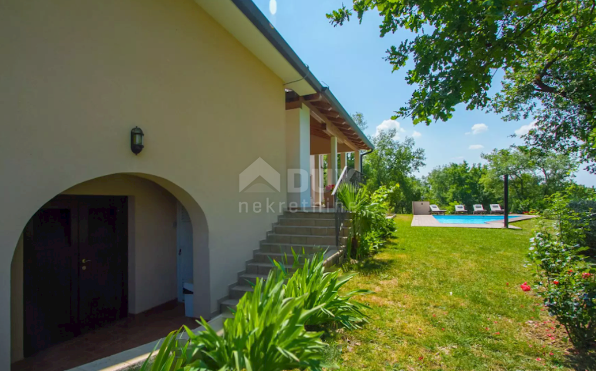 ISTRIA, BUZET - Villa dal design moderno con piscina su ampio giardino