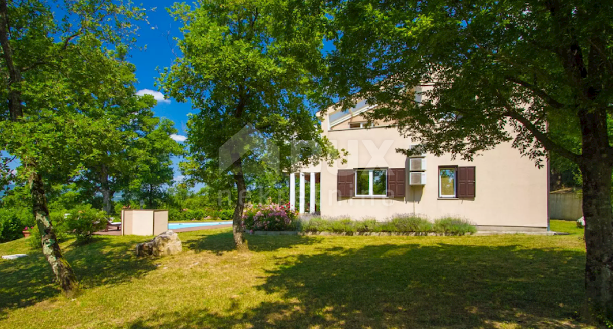 ISTRIA, BUZET - Villa dal design moderno con piscina su ampio giardino