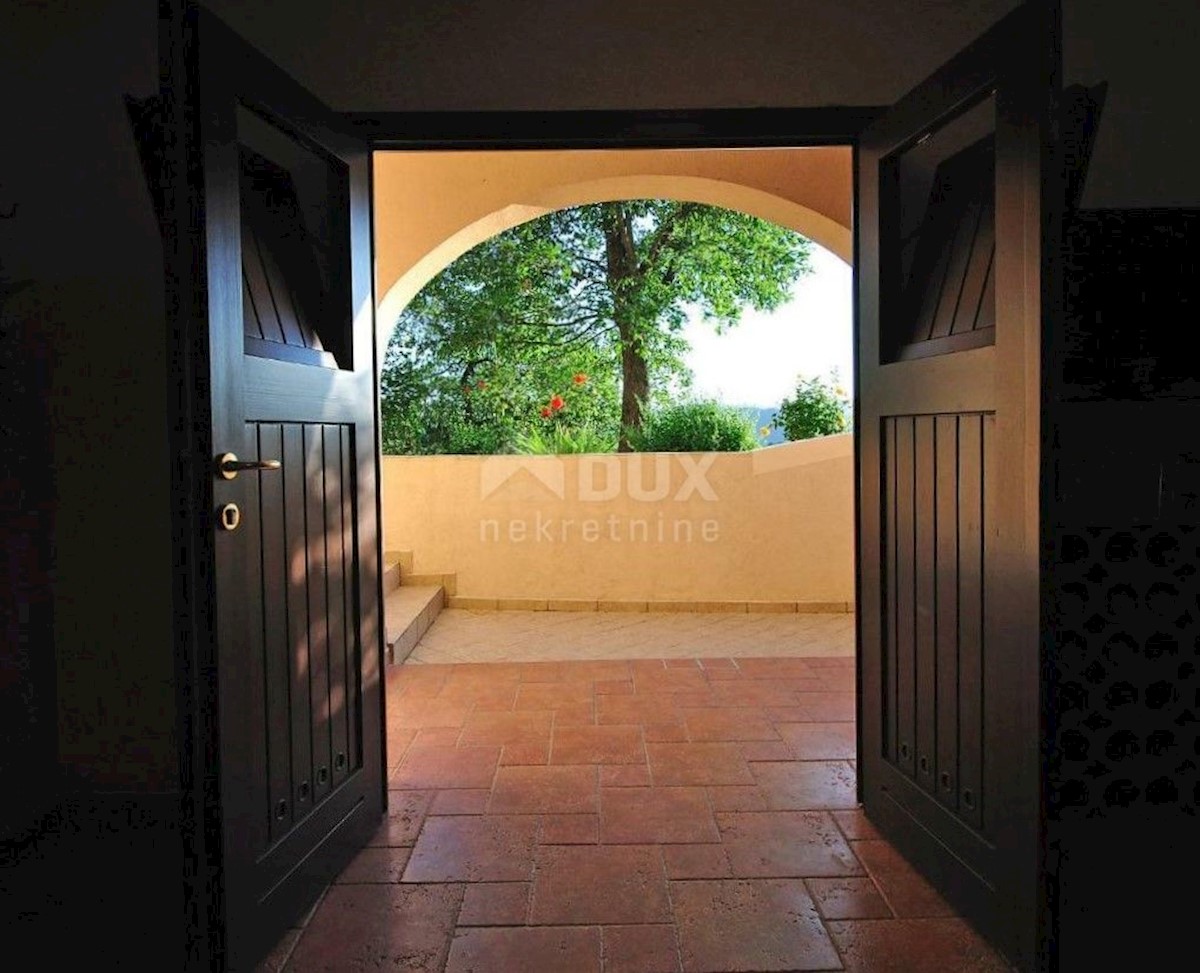 ISTRIA, BUZET - Villa dal design moderno con piscina su ampio giardino