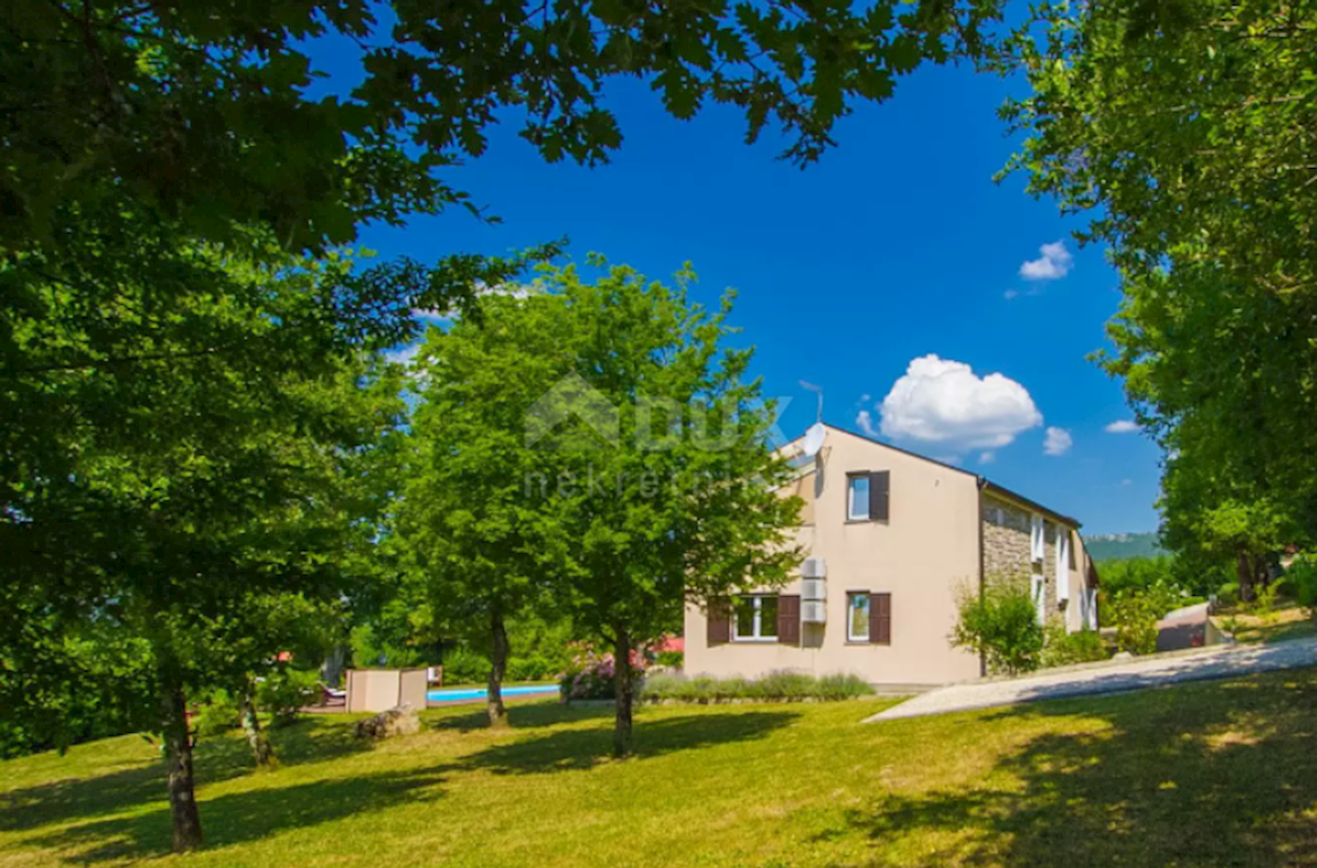 ISTRIA, BUZET - Villa dal design moderno con piscina su ampio giardino