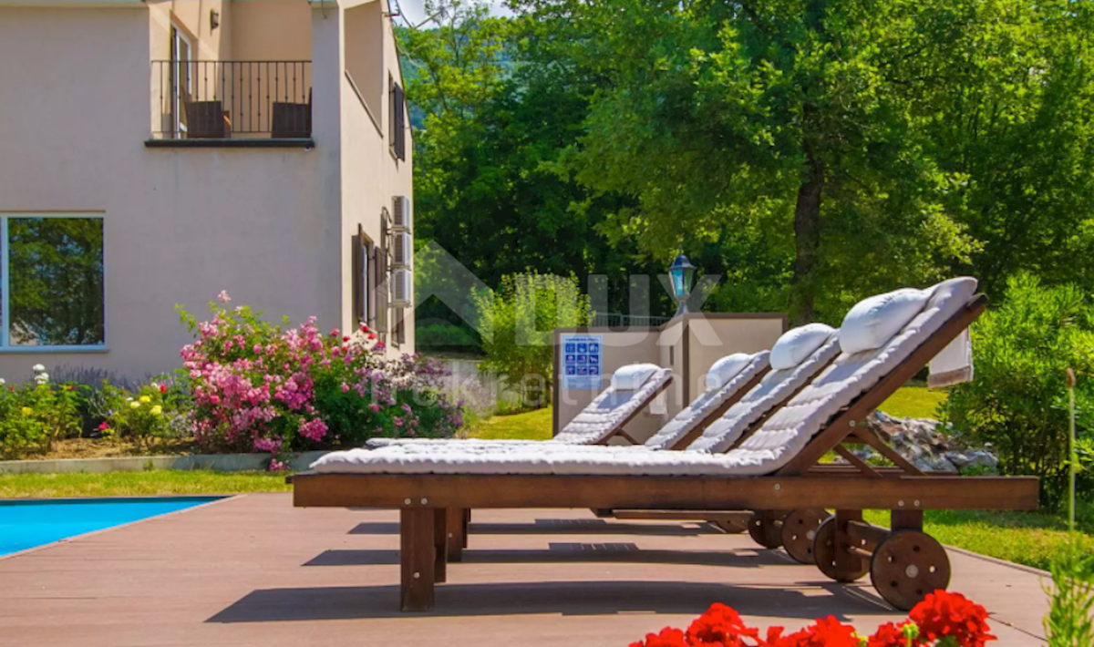 ISTRIA, BUZET - Villa dal design moderno con piscina su ampio giardino