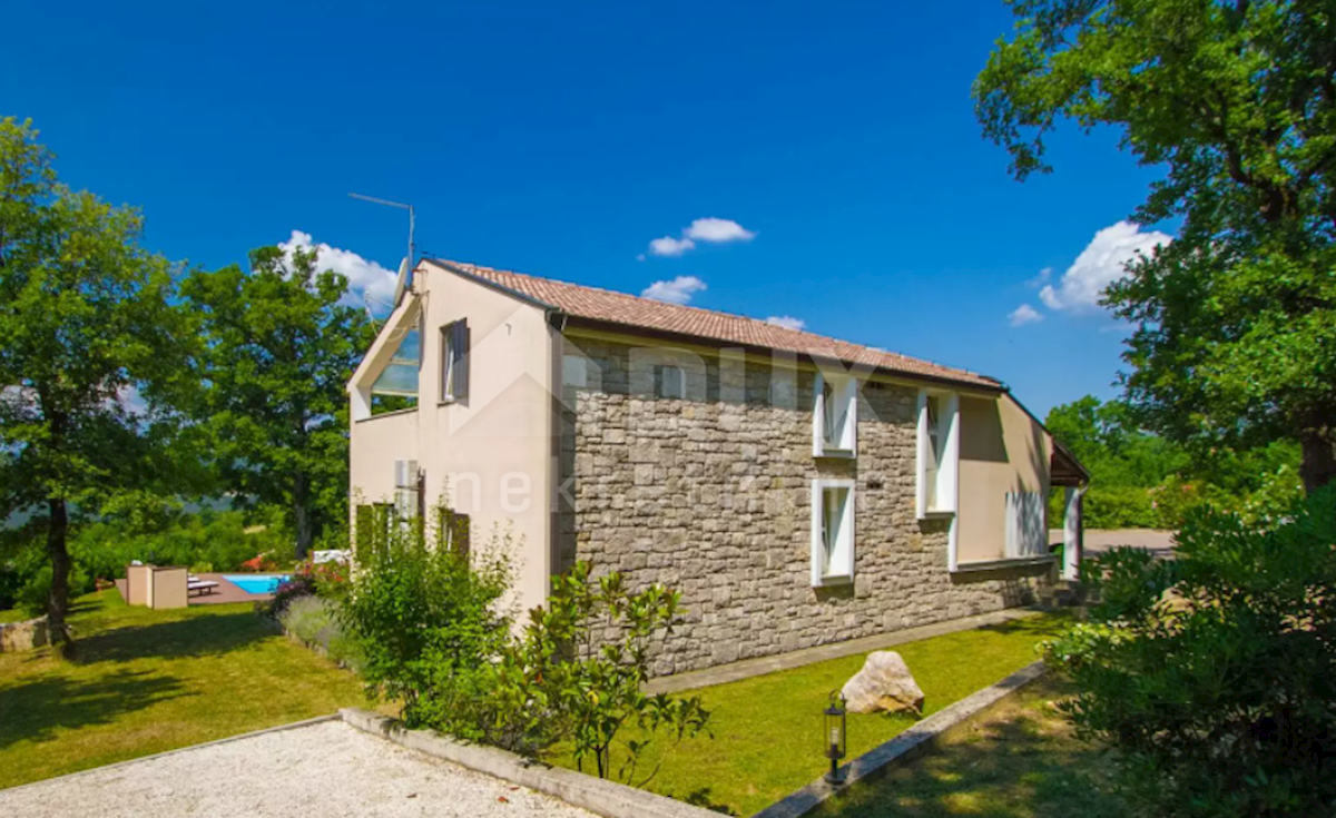 ISTRIA, BUZET - Villa dal design moderno con piscina su ampio giardino