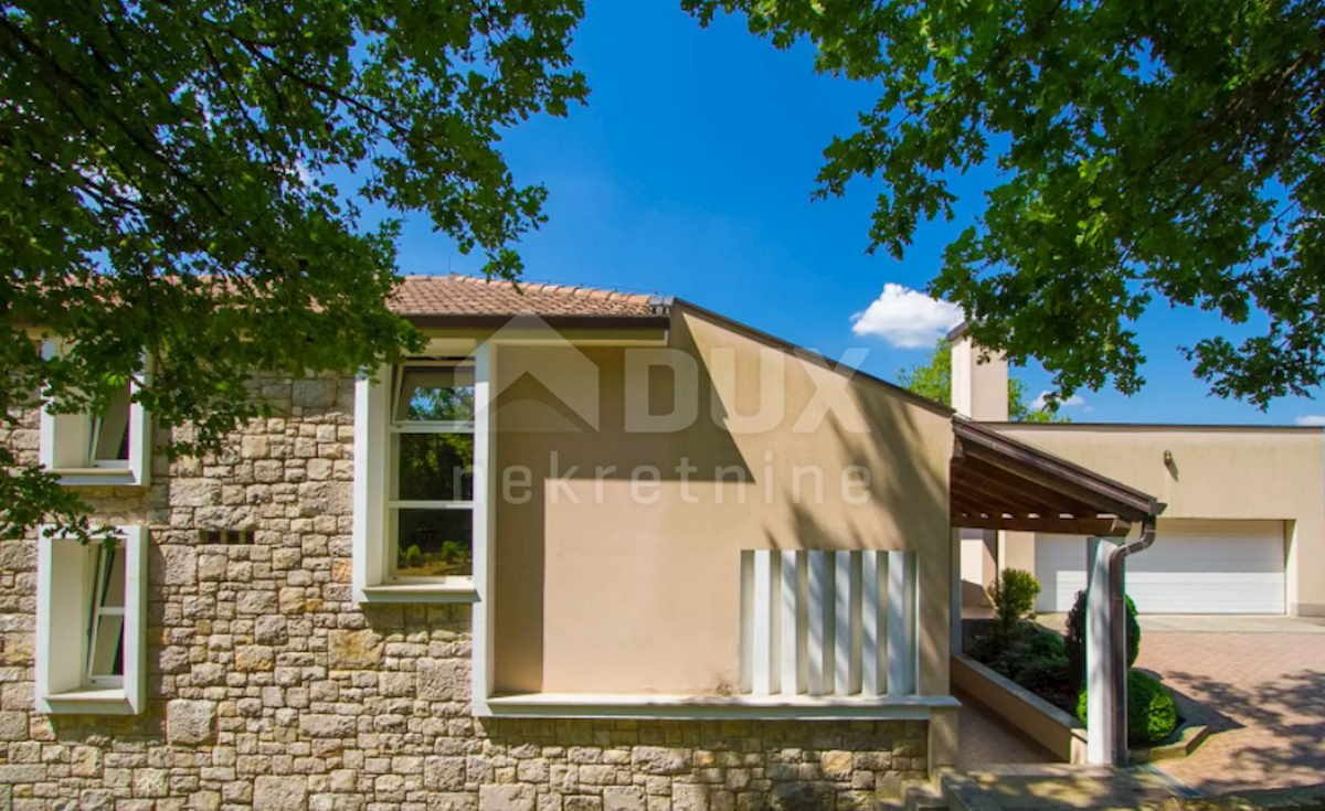 ISTRIA, BUZET - Villa dal design moderno con piscina su ampio giardino